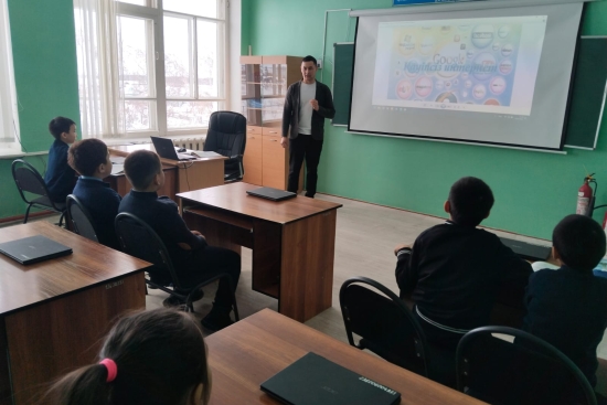 Қызыл-Әскер орта мектебінде 09 желтоқсан күні  интернетті қауіпсіз пайдалану туралы бастауыш оқушыларына информатика пәнінің мұғалімі оқыту сабағын өткізді